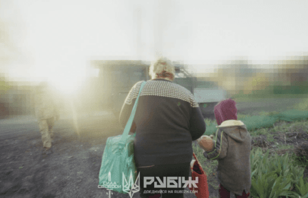 Бійці бригади «Рубіж» евакуювали з Добропілля двох дітей, батьків яких убив російський дрон (ВІДЕО)