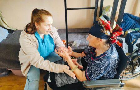 «Якщо пацієнт не може прийти до нас — ми йдемо до нього»: як Карітас України розвиває мобільну реабілітацію