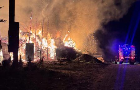У соцмережах поширили відео, як поліція привезла нібито військового ТЦК на виклик про пожежу: адвокат проаналізував сторінку авторки