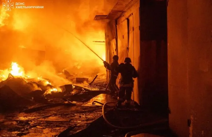 Через удар РФ по Хмельницькому виникла пожежа на ринку, поранені рятувальники (ФОТО, ВІДЕО)