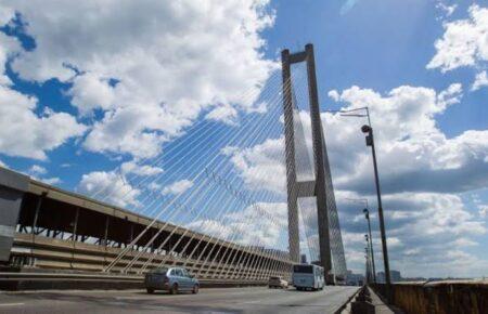 Удар по мосту не означає його знищення: інженер пояснив, чи можуть росіяни вивести з ладу всі переправи Києва